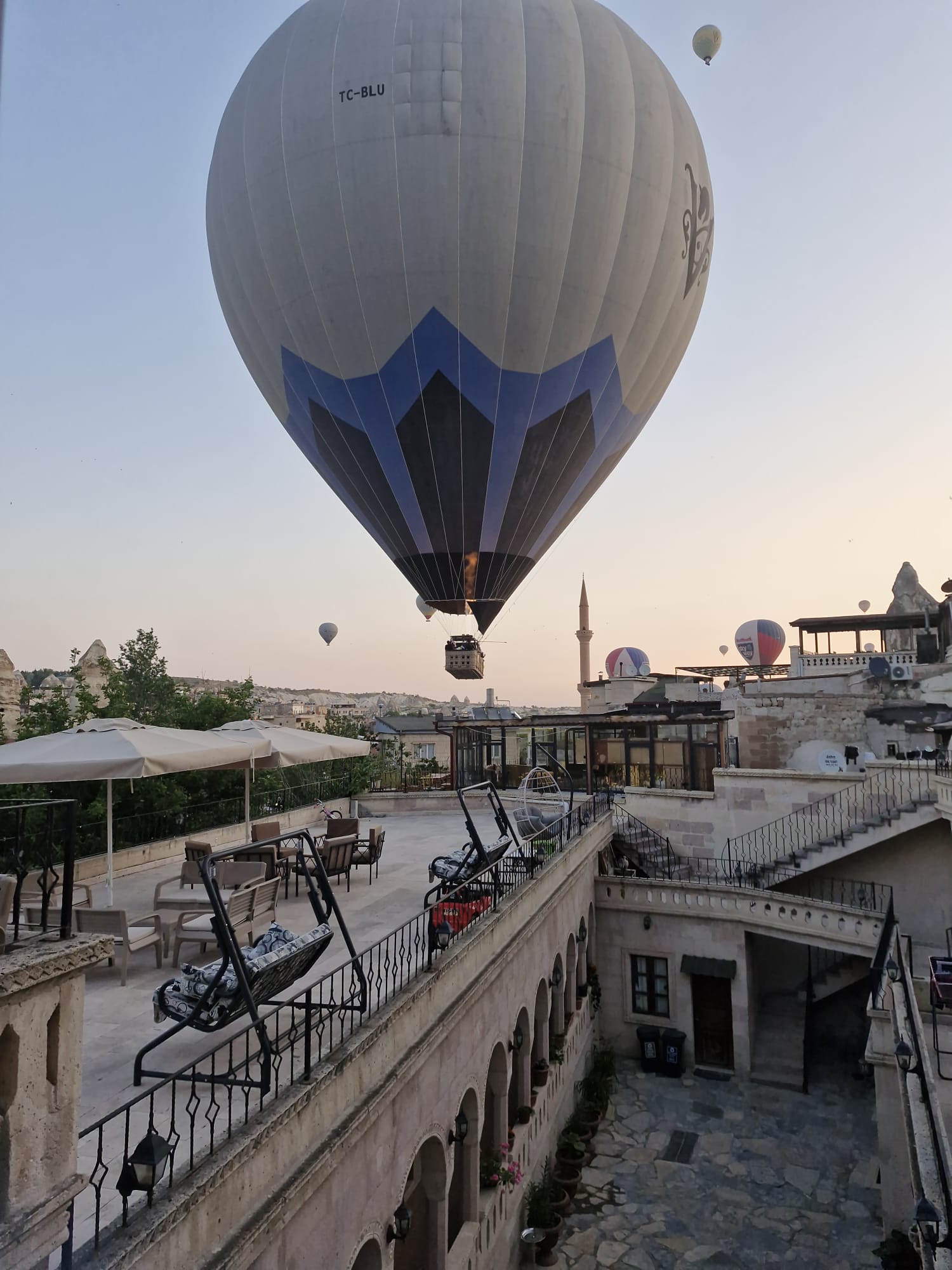 Otel terasından sıcak hava balonu